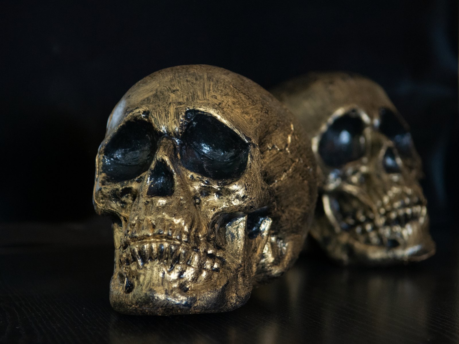  Deko Totenkopf ''Golden Death Punk'' - Goldener Totenschädel mit  Irokese Frisur - Skull Figur Punk Dekoration