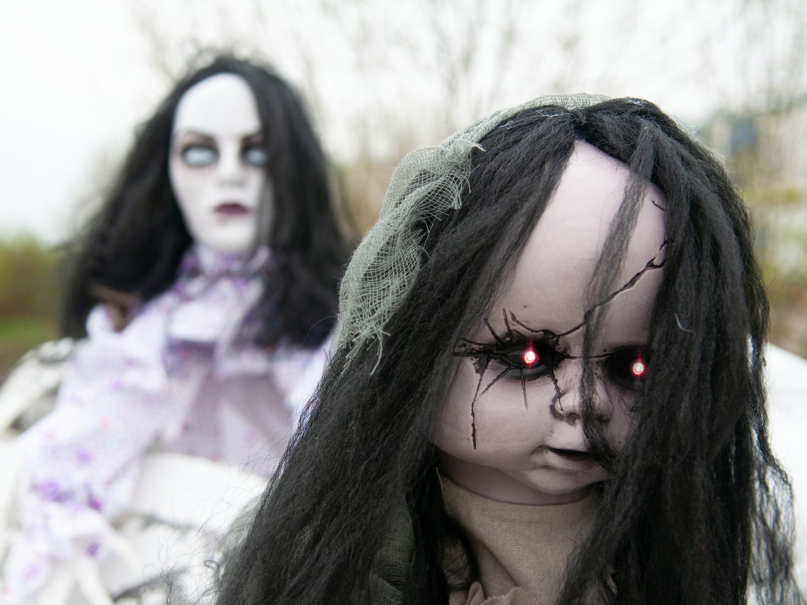 Figurine décorative d'Halloween Poupée d'horreur BARLETTA avec fonction de  mouvement, bruits de fantômes, LEDs, 45cm