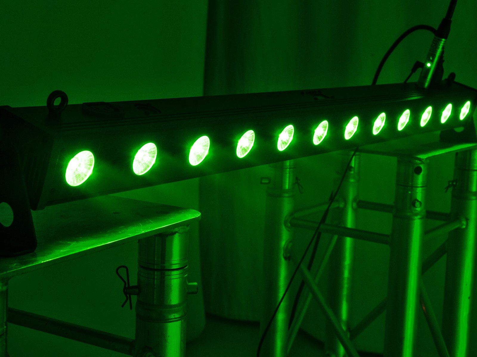 EUROLITE LED BAR-12 QCL Barra a led RGB+UV