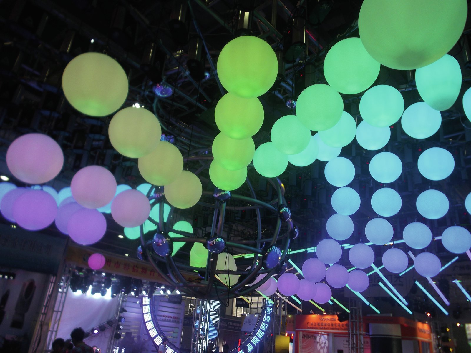Led space. Светодиодные шары для сцены. Кинетические светящиеся шары. Led шары на сцене. Трековые шары светящиеся.