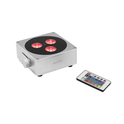 Flacher Scheinwerfer mit 3x 8-W-RGBW-LED, QuickDMX-Transceiver und Bügel