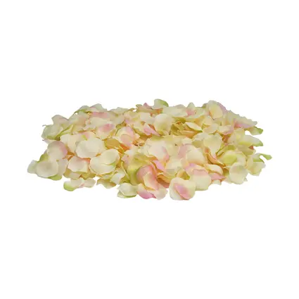 Rosenblätter als romantische Streudeko