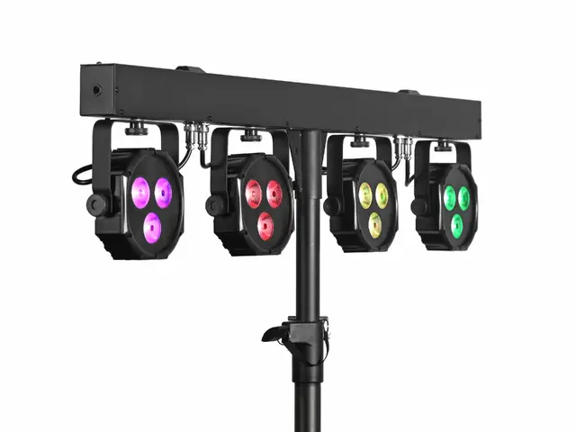 Barre à 4 spots très lumineux 4in1 QCL RGB/WW, AirW système sans fil (2.4 GHz), télécommande sans fil et étui de transport-MainBild