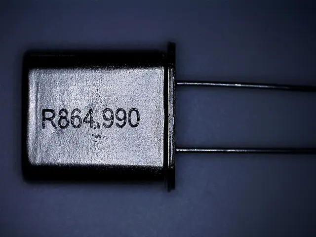  Quarz 864,990 MHz UHF-204 big-MainBild