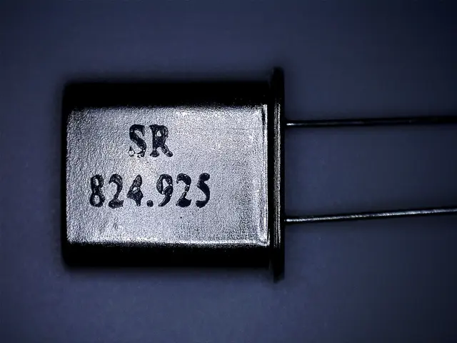  Quarz 824,925 MHz UHF-204 groß-MainBild