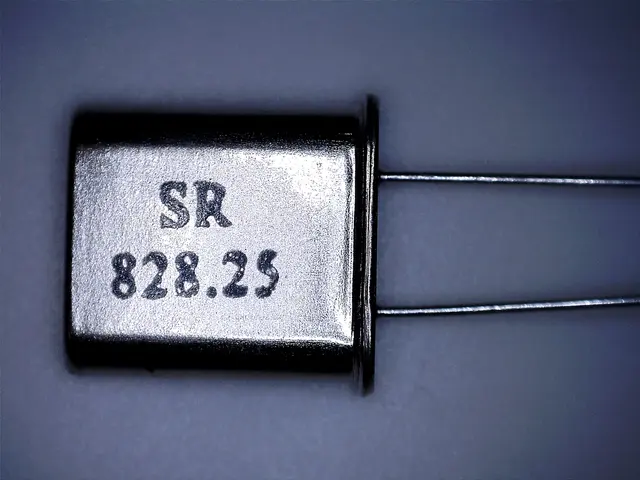  Quarz 828,250 MHz UHF-204 big-MainBild