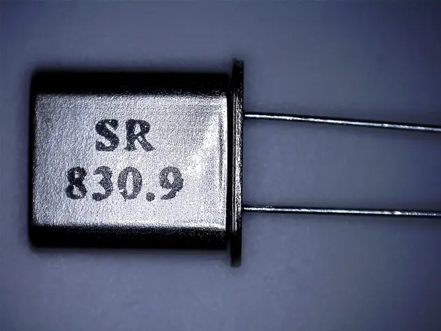  Quarz 830,900 MHz UHF-204 groß-MainBild