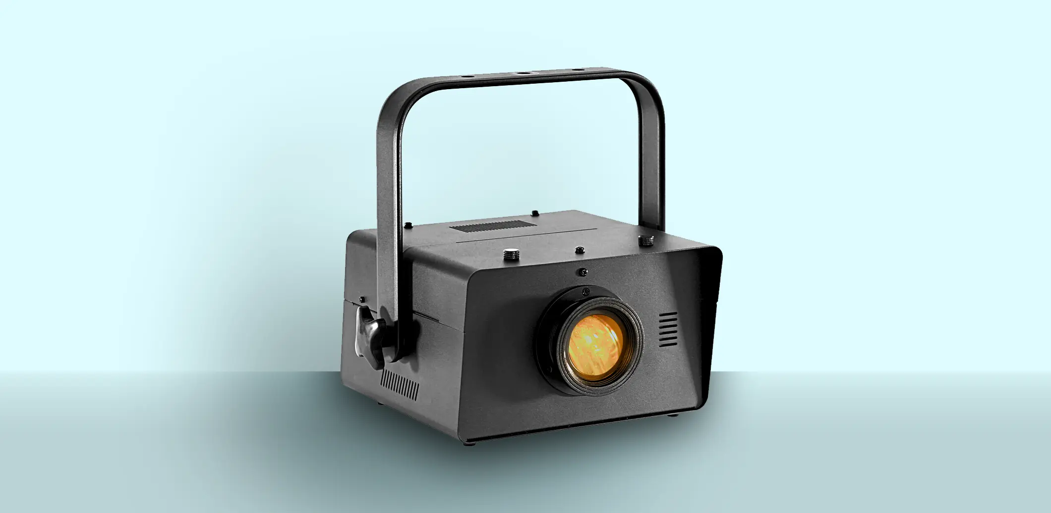 Der EUROLITE LED EVO-120 ist ein kompakter Multi-Effekt-Projektor, der mehrere Lichteffekte in einem Gerät vereint.